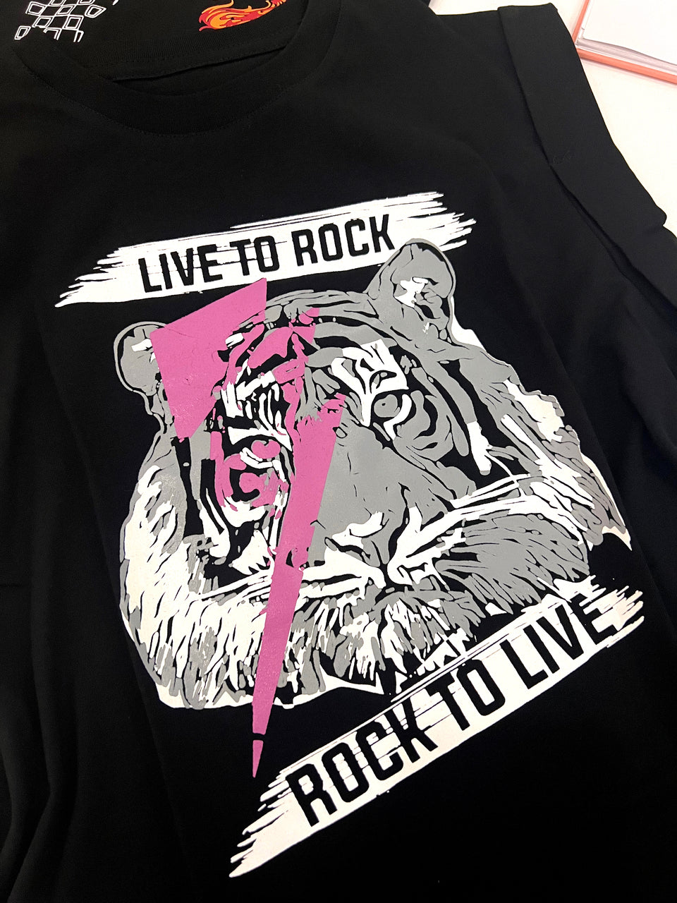 THE BLACK MUSCLE TEE